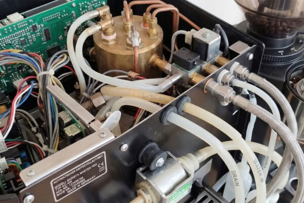 Draufsicht auf die Schläuche eines zerlegten Kaffeevollautomaten.